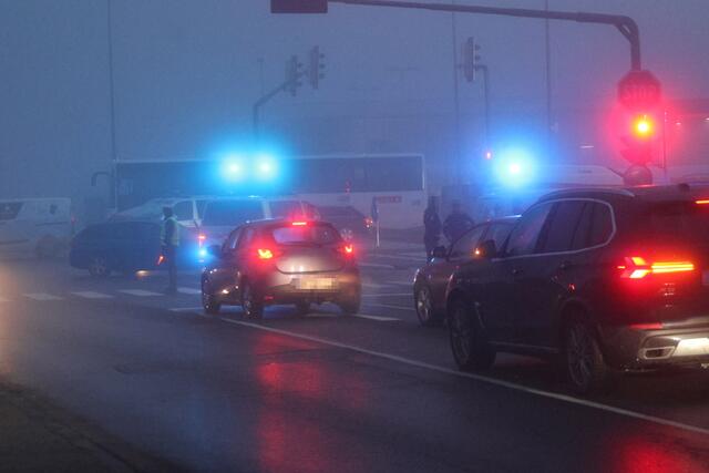 In Wels Neustadt rammt ein BMW Kombi die Seite eines Polizeibusses. Eine Person wurde dabei verletzt.  | Foto: laumat.at