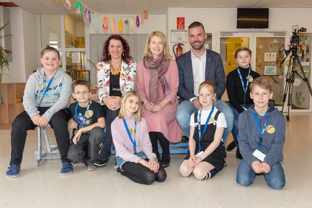Die Leiterin der Volksschule Hagenberg Martina Ketterer-Hager mit Bildungsreferentin Christine Haberlander und Bürgermeister David Bergsmann in der Volksschule Hagenberg.  | Foto: Land OÖ/Margot Haag