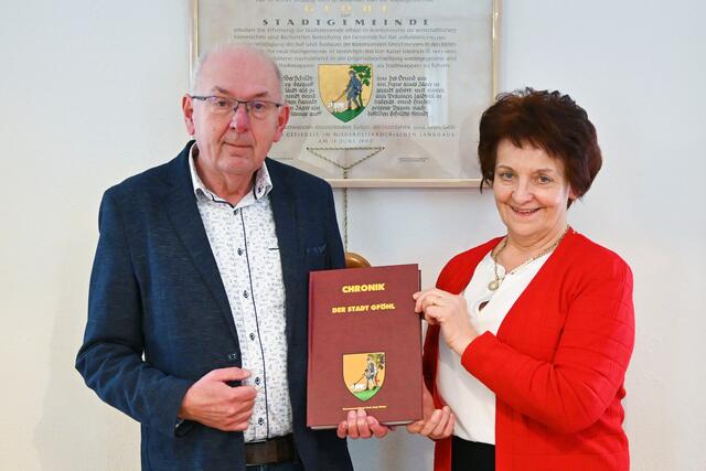 Chronist Prof. Sepp Weber mit Bürgermeisterin Ludmilla Etzenberger. | Foto: Stadtgemeinde Gföhl