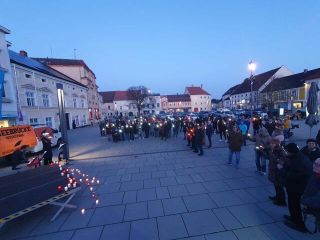Ein Lichtermeer erstrahlt in Herzogenburg am Rathausplatz. | Foto: Foto: Florian Schmiedecker