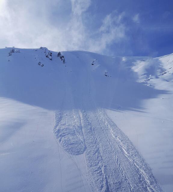 Die Lawine erfasste einen Deutschen, der mit seinen Tourenskiern unterwegs war. | Foto: ZOOM.TIROL