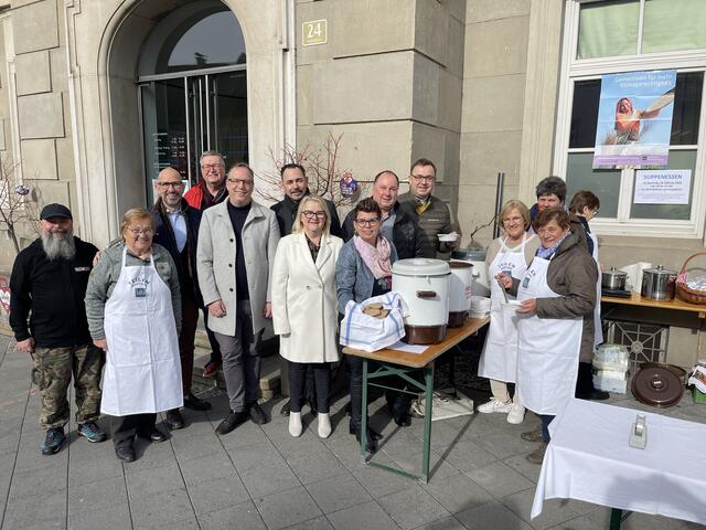 Die katholische Frauenbewegung freute sich über viele Besucher beim Benefizsuppenessen vor dem Rathaus in Leibnitz. | Foto: Kindermann