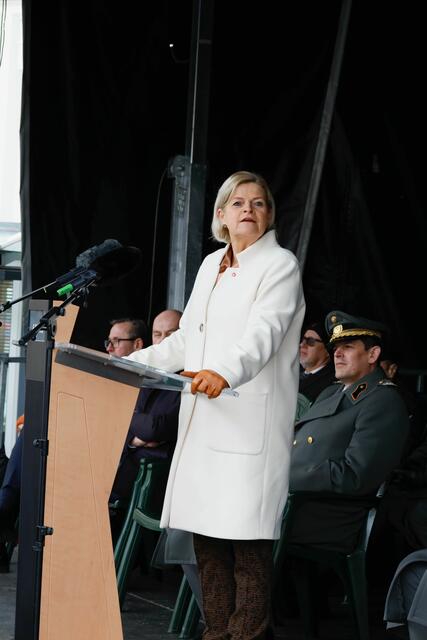 Verteidigungsministerin Klaudia Tanner sprach zu den neuen Unteroffizieren. | Foto: Losbichler