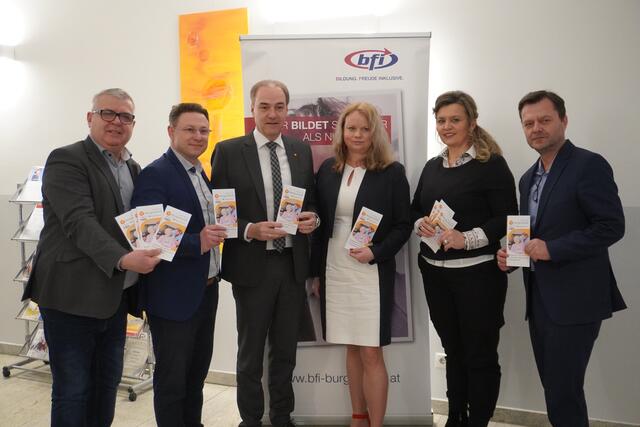 Neuer Ansatz in der 24-Stunden-Betreuung: Erich Mauersics (vida), Christoph Lipinski (vidaflex), LR Leonhard Schneemann, Martina Meister (BFI-Projektleiterin), Kursteilnehmerin Marija Buntic und Jürgen Grandits (Geschäftsführer BFI Burgenland) stellten das Projekt vor. | Foto: Michael Strini