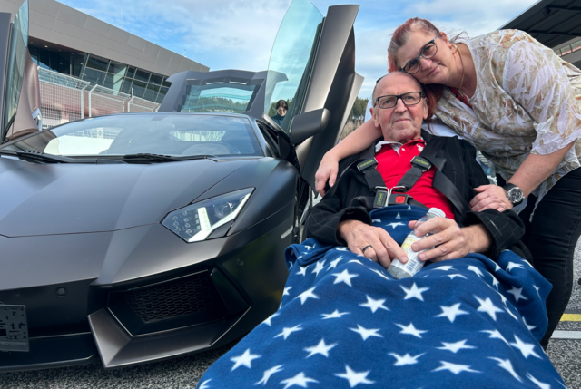 Otto und seine Frau Bettina vor dem Lamborghini am Red Bull Ring in Spielberg. | Foto: Rollende Engel
