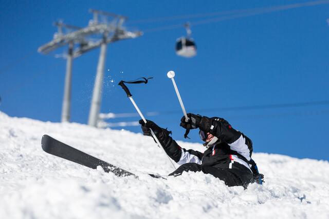 Am Sonntag nach Mittag kam es im Skigebiet „Gaislachkogel“ zu einem Zusammenstoß zwischen einem Snowboarder und einem Skifahrer. | Foto: stock.adobe.com/at/Mikkel Bigandt (Symbolbild)