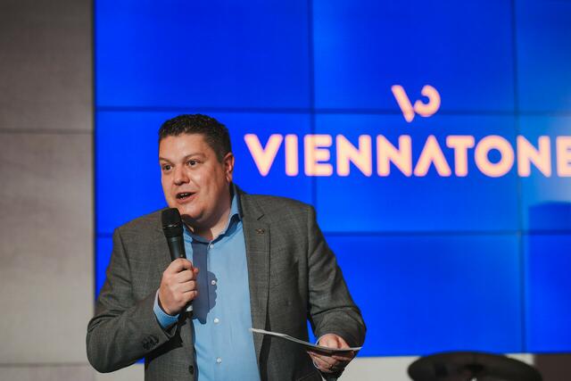 Neuroth-Geschäftsführer Lukas Schinko präsentierte die neue Hörlösung. | Foto: Echte Freunde
