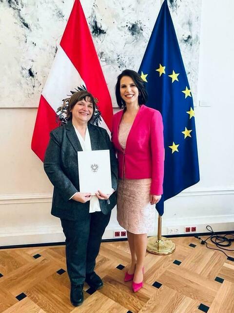 Kommerzialrätin Margit Pratter-Demuth erhielt von Karoline Edtstadler die Urkunde verliehen. | Foto: WKO Regionalstelle Südstmk/Pratter-Demuth