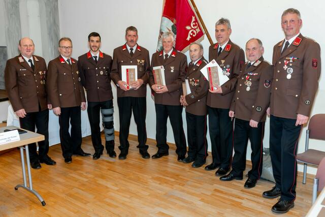 Stefan Richard (v.l.), Martin Mayerl, Patrik Pfurtscheller, Erhard Mietschnig (40 Jahre Tätigkeit), Kurt Mair (50 Jahre), Josef Maier (60 Jahre), Franz Reiter (25 Jahre), Franz Brunner und Andreas Stocker. | Foto: Brunner Images