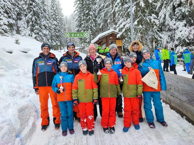 Das Team Grantau bei den FIL-Jugendspielen in Umhausen, vorne von links: Liesa-Marie Hausegger, Tobias Hausegger, Linus Kammerlander, Benjamin Hausegger, Erik Gstrein und Lilli Gstrein. Hinten von links: Gerald und Thomas Kammerlander, Claudia und Stefan Hausegger sowie Sibille Gstrein. | Foto: sportszene.tirol/ÖRV