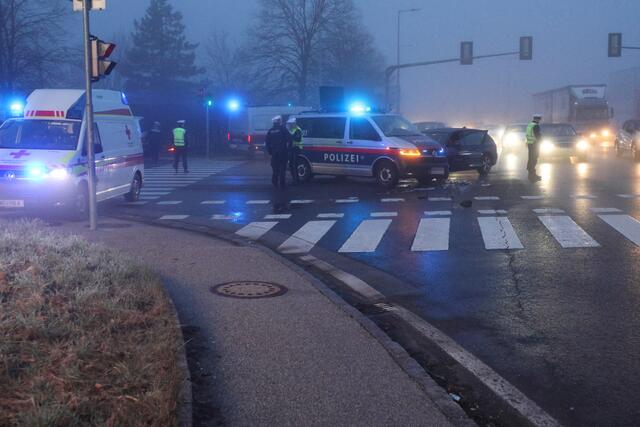 In Wels Neustadt rammt ein BMW Kombi die Seite eines Polizeibusses. Eine Person wurde dabei verletzt.  | Foto: laumat.at