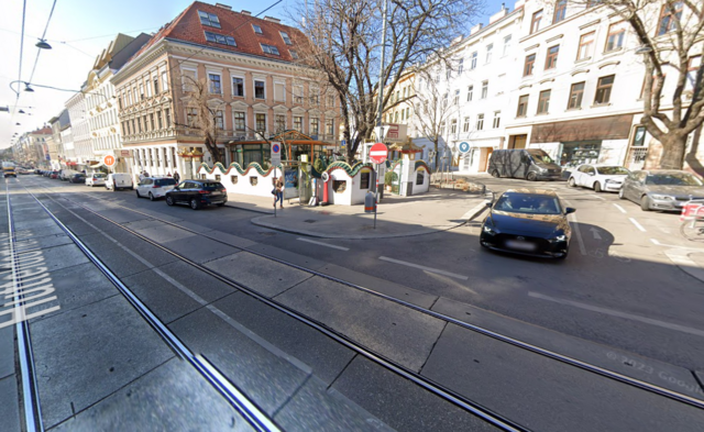 Die Flucht endete nach einer gewissen Zeit im Bereich Hütteldorfer Straße/Kuefsteingasse mit einem Crash in ein Radständer.  | Foto: Screenshot Google Maps