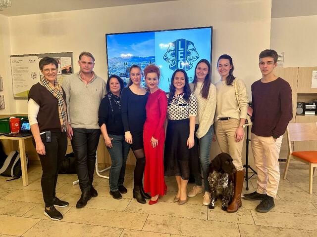 Von links: Monika Sick, Julian Felber, Michaela Schibani, Viviane Negeli, Beatrice Negeli-Ganz, Magdalena Möslinger-Gehmayr, Lena Möslinger-Gehmayr, Lisa Möslinger-Gehmayr, Fridolin Buchegger und Hund Ferox.