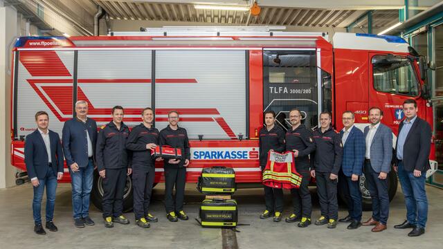 Vertreter der Feuerwehr Pöllau dankten den Gemeinden Pöllau und Pöllauberg sowie der Sparkasse für die Unterstützung. | Foto: Freiwillige Feuerwehr Pöllau