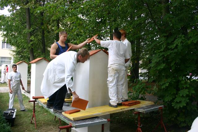 Im Unterricht erneuern die Berufsschüler die alten Zäune bei der Berufsschule Pinkafeld. | Foto: Wilhelm Pfeiffer