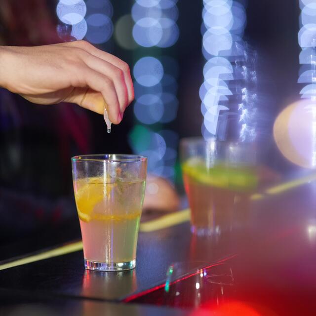 Die meisten Fälle passieren beim Fortgehen. KO-Tropfen sind meist geruchs- und geschmacksneutral und können vom Opfer unbemerkt im Drink landen. | Foto: PeopleImages/Panthermedia