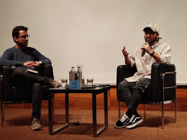 Elyas Jamalzadeh (re.) und sein Freund Andreas Hepp (li.) stellten in Reutte ihr Buch "Freitag ist ein guter Tag zum Flüchten" vor. | Foto: Pohler