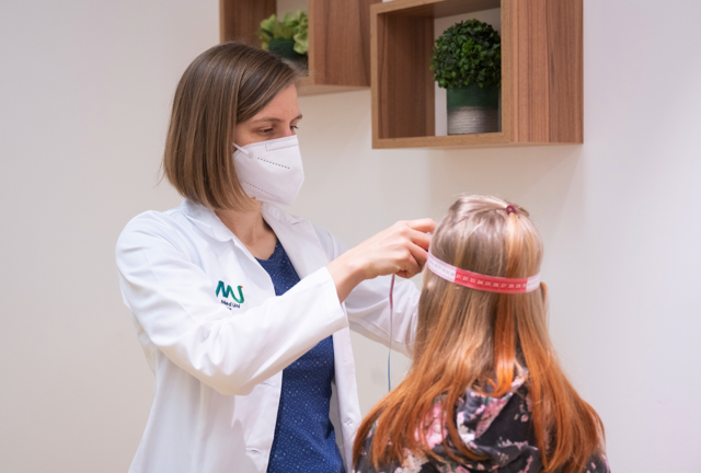 Sarah Verheyen bei der Untersuchung: Auf Initiative Verheyens wurde an der Med Uni Graz eine systematische Datenbank für seltene pädiatrische genetische Erkrankungen aufgebaut. | Foto: Med Uni Graz