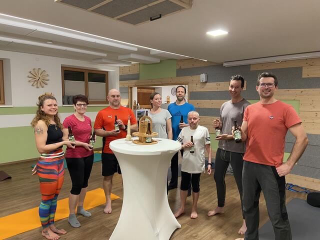 Mitlerweile erfreut sich das Bier-Yoga bei Männer und Frauen großer Beliebtheit.  | Foto: RegionalMedien