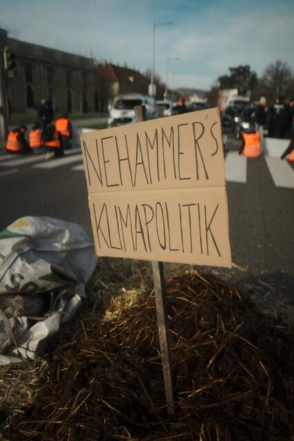 So sehen die Klimaaktivisten wohl Nehammers Klimapolitik. | Foto: Letzte Generation Österreich