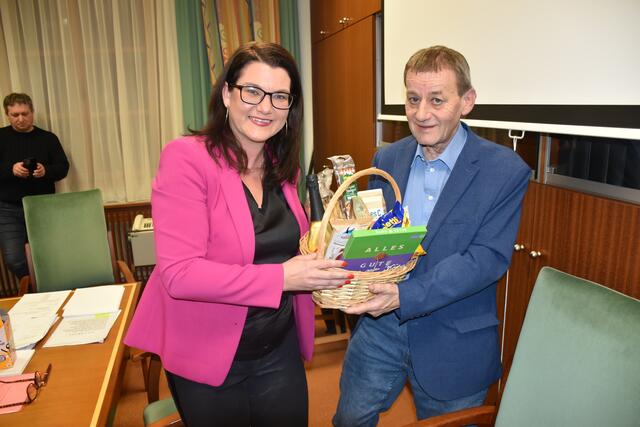 Melanie Erasim gratulierte Erwin Kasper von der SPÖ zur Wahl zum Bürgermeister. | Foto: Alexandra Goll