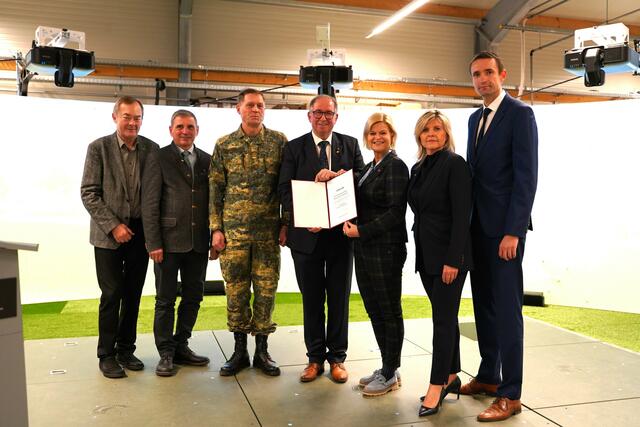 Josef Baireder (Bgm. Echsenbach), Günther Kröpfl (Bgm. Pölla), Oberst Herbert Gaugusch, Karl Elisgan (Bgm. Schwarzenau), Bundesministerin Klaudia Tanner, Silvia Riedl-Weixelbraun (Bgm. Göpfritz a.d. Wild) und Jürgen Koppensteiner (Bgm. Allentsteig) (v.l.) | Foto: Evi Leutgeb
