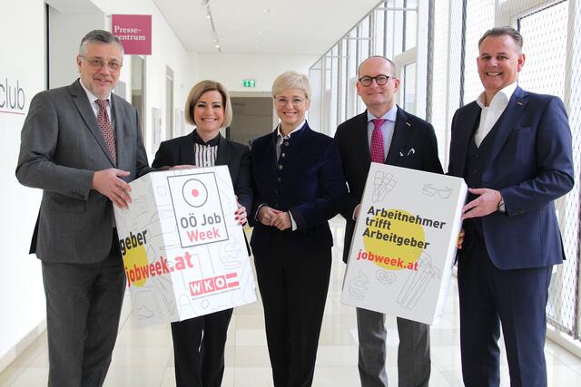 V. l.: Alfred Klampfer (Bildungsdirektor OÖ), Iris Schmidt (Landesgeschäftsführerin des Arbeitsmarktservice OÖ), Doris Hummer (Präsidentin der Wirtschaftskammer OÖ), Gerald Silberhumer (Direktor der Wirtschaftskammer OÖ), Robert Oberfrank (Projektleiter der OÖ Job Week u. Leiter der WKOÖ-Abtlg. Bezirksstellen). | Foto: BRS
