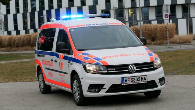Ein 23-Jährige wurde bei dem Vorfall leicht verletzt und wurde vor Ort notfallmedizinisch versorgt. (Symbolfoto) | Foto: Berufsrettung Wien