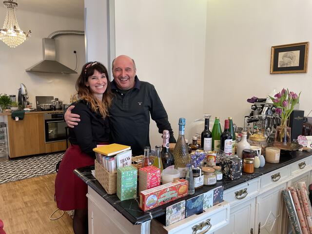 Vanessa und Christoph Fälbl führen das Café und den Greissler Fälbolœs im Cottageviertel.  | Foto: Laura Rieger