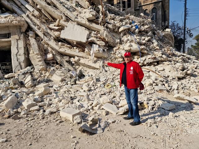 Wolfgang Wedan ist Tag und Nacht dort im Einsatz, wo Leid und Zerstörung herrscht, wie hier in Aleppo, nach dem Erdbeben im Jahr 2023.  | Foto: Jugend Eine Welt