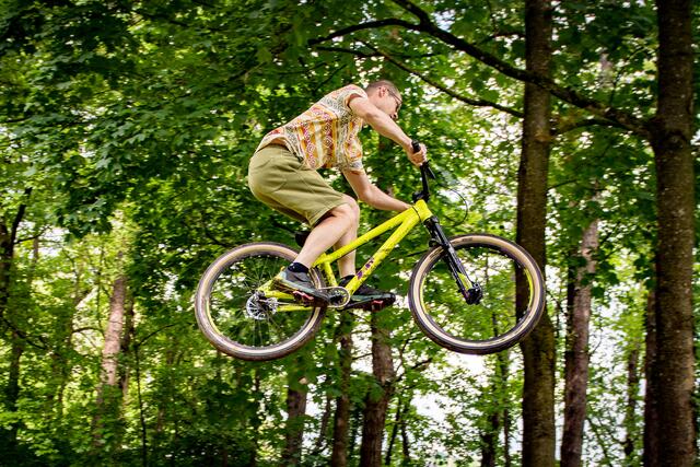 "Rauf aufs Radl": Der begeisterte Radsportler Rudolf Schager bietet in seiner Bikebase in Schauboden alles rund um Zweiräder an. | Foto: Harald Haselsteiner