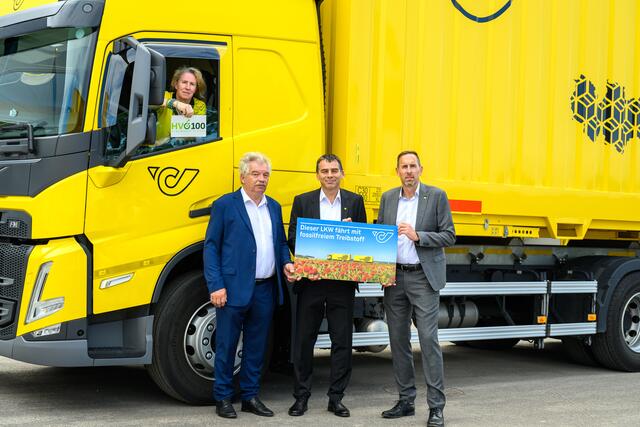 (v.l.) Dagmar Stieler, Disponentin Transportlogistik Ost mit Martin Prasch, Leiter Transportlogistik Ost, Peter Umundum, Vorstandsdirektor für Paket &amp; Logistik sowie Thomas Fellner, Leiter Transportlogistik National. | Foto: Österreichische Post AG/Gregor Nesvadba