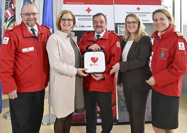 (v.l.) Landesgeschäftsführer Thomas Wallisch, Landeshauptfrau Johanna Mikl-Leitner, Hans Ebner, Präsident des Roten Kreuzes Niederösterreich, Landesrätin Ulrike Königsberger-Ludwig und stv. Landesgeschäftsführerin Andrea Winter. | Foto: NLK Filzwieser