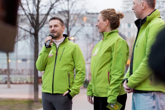 Parteivorsitzenden Peter Krausfür (links) und Judith Pühringer (mitte) waren bei den ersten Haustürgesprächen mit dabei.  | Foto: Grüne Wien