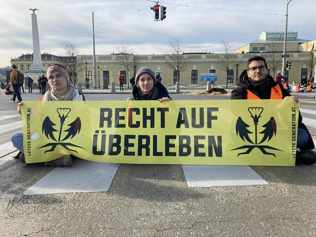 Am Dienstag sitzt man vor dem Schloss Schönbrunn. | Foto: Letzte Generation Österreich
