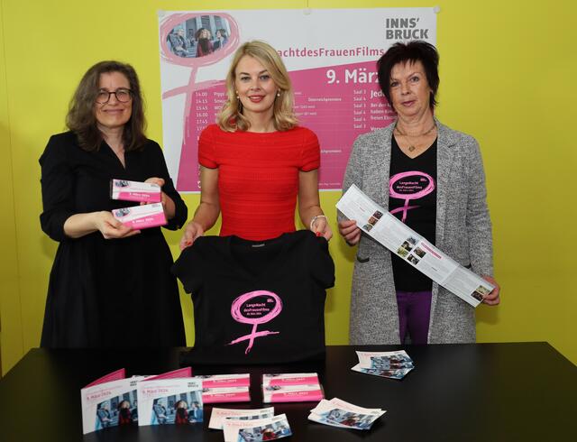 Zehn Filme über starke und mutige Frauen und Mädchen sind am Samstag, 9. März, im Metropol-Kino zu sehen. Frauenstadträtin Elisabeth Mayr, Patrizia Hueber (Metropol-Kino) und Uschi Klee (Referatsleiterin Frauen und Generationen) präsentierten das Programm. | Foto: Steinacker