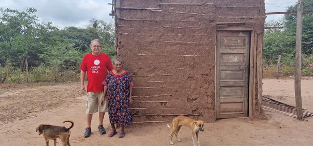 Wedan mit der 92-jährigen Anita Fernandez, die auch Teil des Wayuu Volks ist, vor ihrem Haus. 