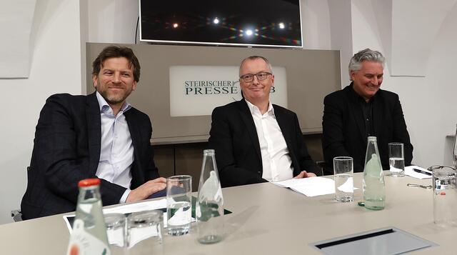 Die Chefredakteure Wolfgang Schaller (ORF Steiermark), Klaus Herrmann (Steirerkrone) und Hubert Patterer (Kleine Zeitung) diskutierten über aktuelle Entwicklungen in der Medienbranche.  | Foto: Steirischer Presseclub/Der Plankenauer