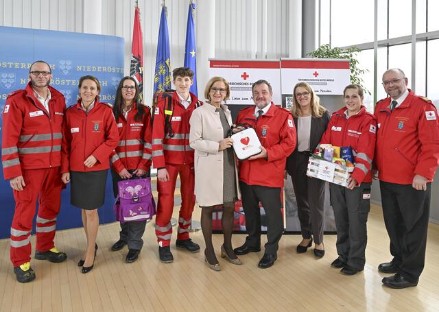 (v.l.) Christian Pöcklhofer,  stv. Landesgeschäftsführerin Andrea Winter, Anita Bierbaumer (Gesundheits- u. Sozialdienst), Fabian Koch (Freiwilliges Soziales Jahr), Landeshauptfrau Johanna Mikl-Leitner, Rot Kreuz Präsident Hans Ebner, Landesrätin Ulrike Königsberger-Ludwig, Tina Kreiner (Gesundheits- u. Sozialdienst) und Landesgeschäftsführer Thomas Wallisch. | Foto: NLK Filzwieser