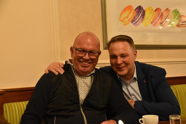 Der Tamsweger SPÖ-Bürgermeisterkandidaten Helmut Steger (li.) am 23. Februar 2024 mit dem SPÖ-Bundesparteichef Andreas Babler im Café Hochleitner. | Foto: RegionalMedien Salzburg / pjw