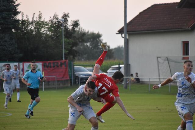 Harte Zweikämpfe mit "Showcharakter" prägten das Derby: Hier Bence Vajda gegen David Korherr | Foto: Michael Strini