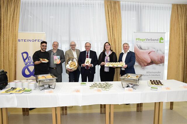 Kostprobe im Kindberger Pflegeheim: Mario Weghofer, Aribert Wendzel, Emmerich Pesl, Reinhart Jarisch, Eva Schmitz und Christian Sander.  | Foto: Denise Ganster