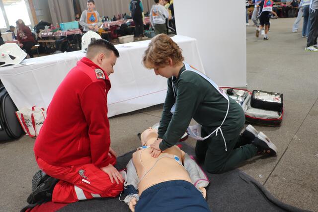 Alexandru von der VS Neuhart übt mit Bastian Friedrich vom Roten Kreuz die Herzdruckmassage. | Foto: Edith Ertl