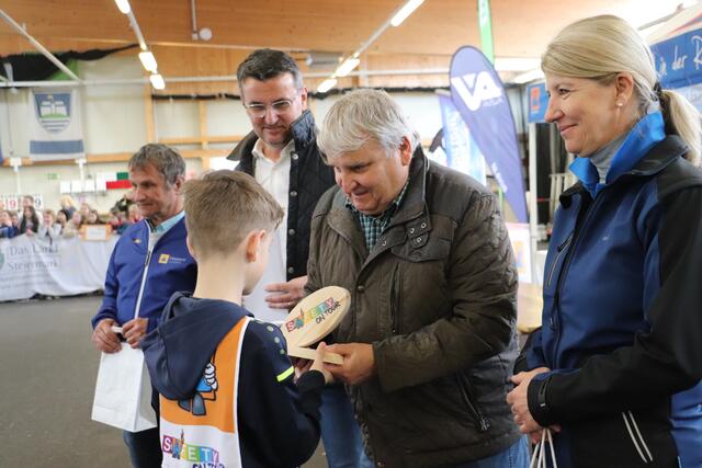 GK Karl Penz gratulierte den Schülern seiner Heimatgemeinde, der VS Premstätten | Foto: Edith Ertl