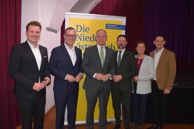 LAbg. Florian Krumböck, Landesgeschäftsführer BR Matthias Zauner, Bundesminister für Inneres Gerhard Karner, Bezirksparteiobmann NR Fritz Ofenauer, LAbg. Doris Schmidl und Bürgermeister Jürgen Rummel. | Foto: VPNOE
