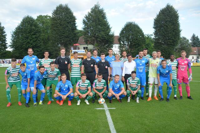 Der SK Rapid traf in Pinkafeld auf den SC Pinkafeld - da gehörte natürlich ein "Familienfoto" mit dazu. | Foto: SC Pinkafeld