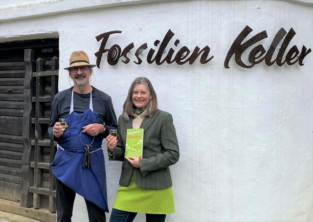 Zwei, die das Weinviertel aufsperren: Kellergassenführer Alois Ullmann und Autorin Gabriele Dienstl vor dem Fossilienkeller in der Kellergasse Oberkreuzstetten.