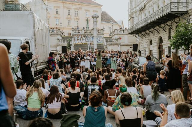 Ab Juli führt das Theaterkollektiv Hybrid wieder mehrere Chorperformances auf.  | Foto: Rezzarte 