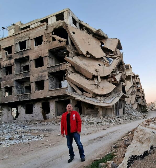 Am 6. Februar 2023 bebte die Erde in der syrisch-türkischen Grenzregion mit einer Stärke von 7,8 und forderte mehr als 57.000 Menschenleben. Wolfgang Wedan war wenige Tage nach dem Erdbeben im Krisengebiet.