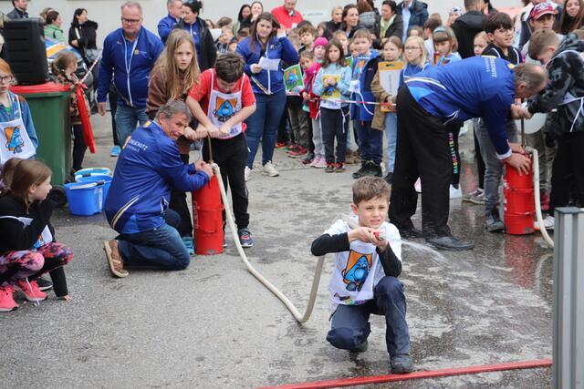 Der Löschbewerb mit der Kübelspritze machte den Kindern Spaß. Jeder Zentimeter Wasser, der im Kübel landete, brachte wertvolle Punkte.  | Foto: Edith Ertl